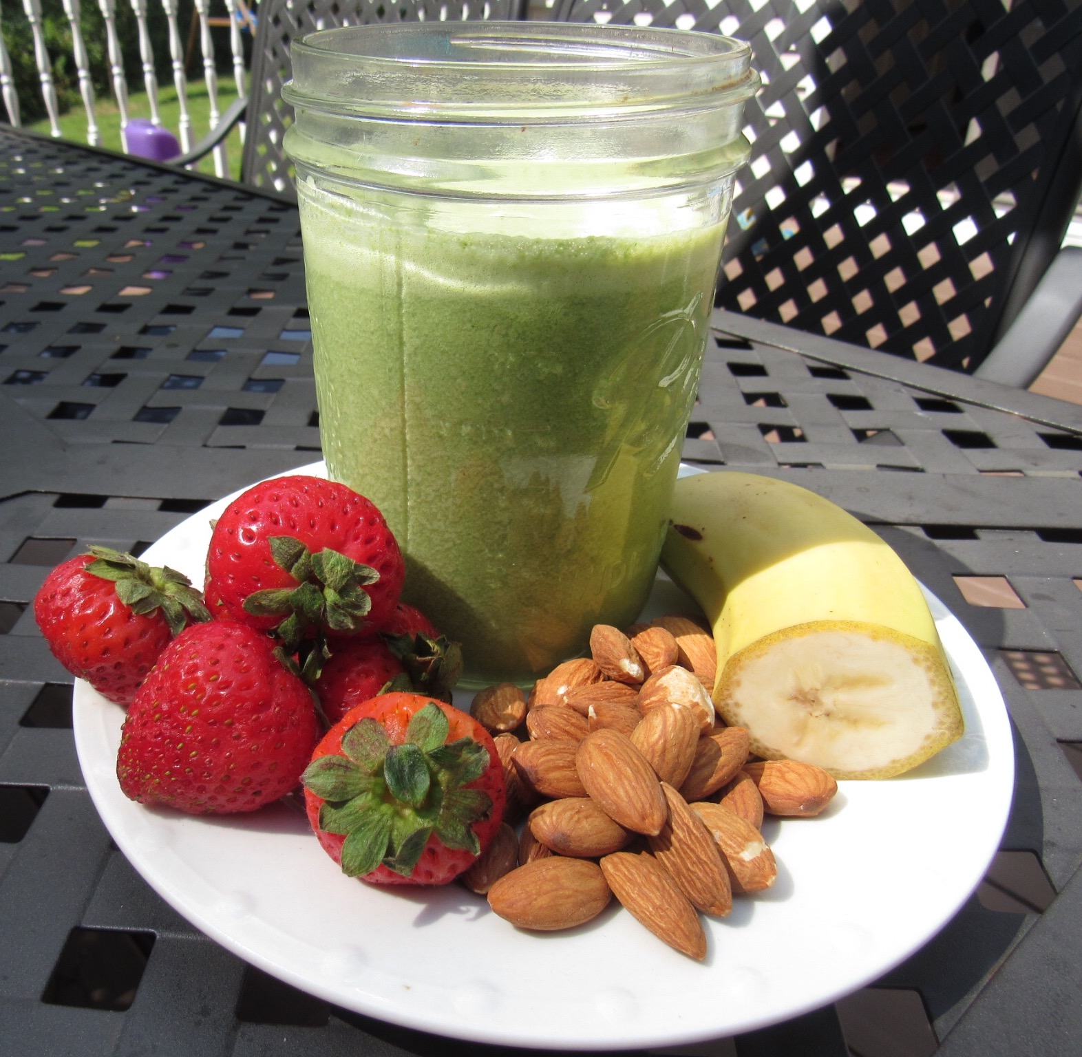 Spinach, Strawberry, Banana and Almond Butter Smoothie